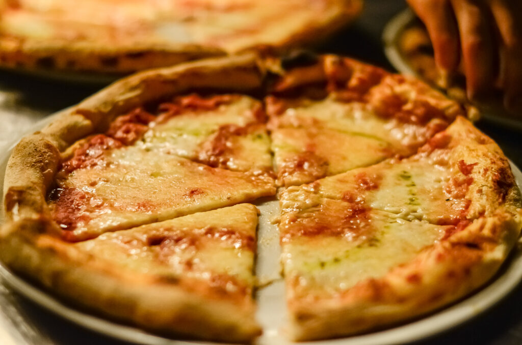 pizza margherita Salamensa realizzata artigianalmente nel forno del laboratorio a vista di Salamensa