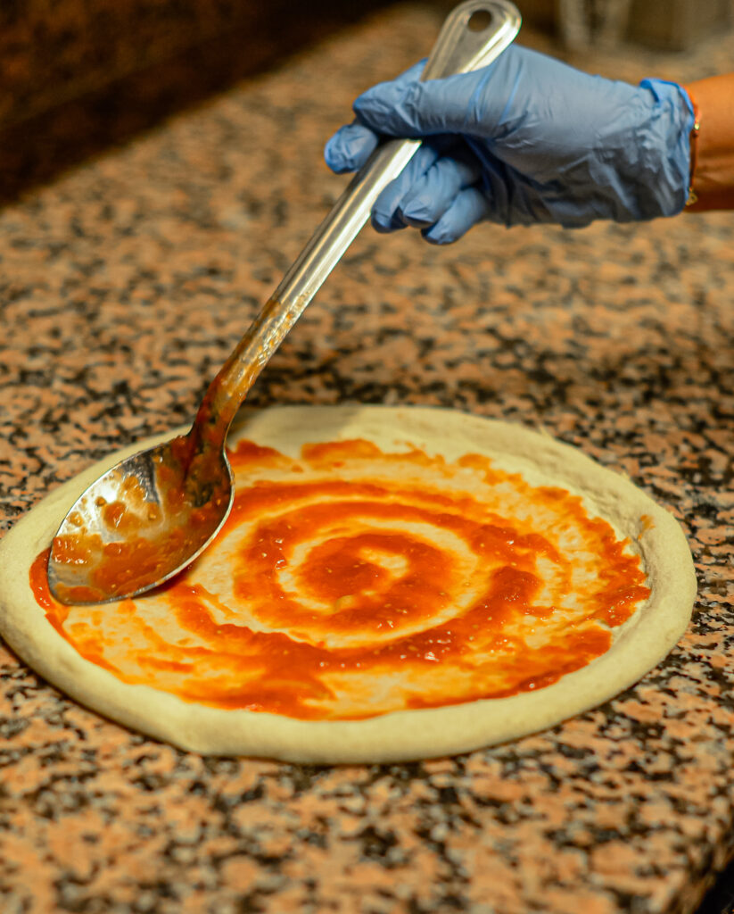 impasto pizza con pomodoro ealizzata artigianalmente nel forno del laboratorio a vista di Salamensa