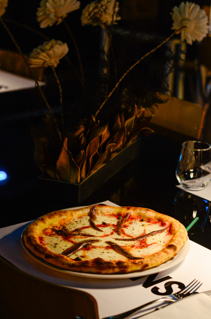 pizza con acciughe realizzata artigianalmente nel forno del laboratorio a vista di Salamensa