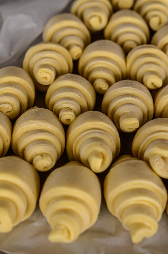 Croissant Salamensa non ancora cotti realizzati artigianalmente